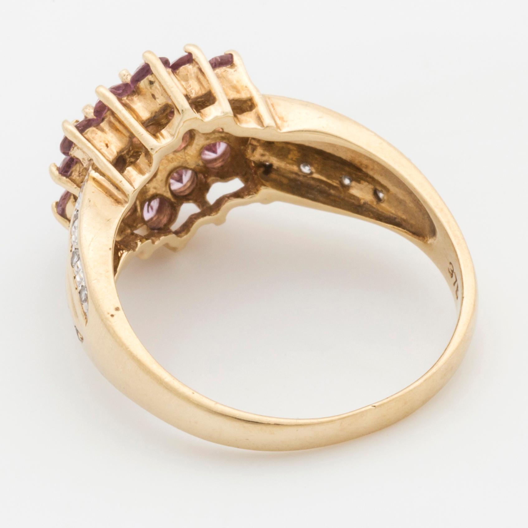 RING, med 16 briljantslipade diamanter samt fasettslipade rosa safirer.