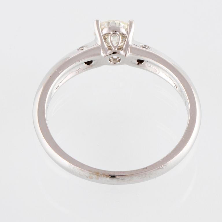 RING, 18K vitguld med briljantslipad diamant 0.47 ct samt 4 små briljantslipade diamanter 0.03 ct. Vikt 3,0 gram.