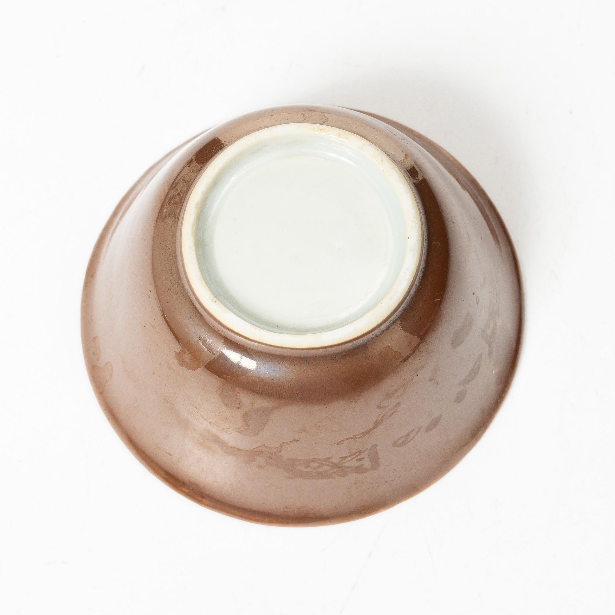 An imari cup with saucer and two dinner plates, Qing dynasty, Kangxi (1662-1722).