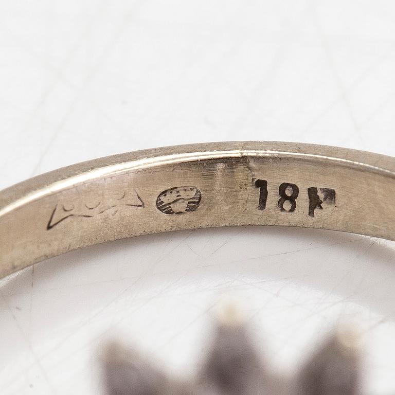 Ring, carmosé, 18K vitguld med diamanter tot ca 0.06 ct och safir. Med svensk import stämpel.