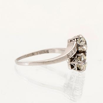 A platinum ring "sibling ring/twin ring" set with round old-cut and brilliant-cut diamonds.