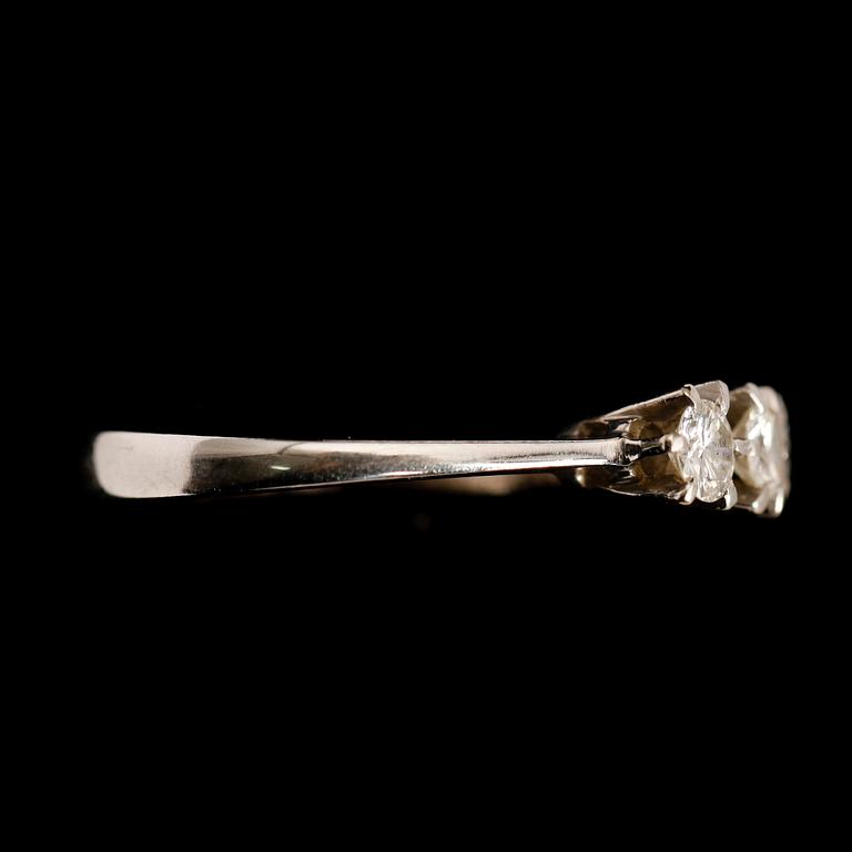 RING, 18 k vitguld, 3 briljantslipade diamanter tot 0.39 ct.