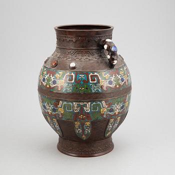 A Japanese Ming style cloisinné urn, 19th/20th century.