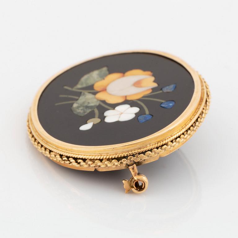 An 18K gold pietra dura brooch.