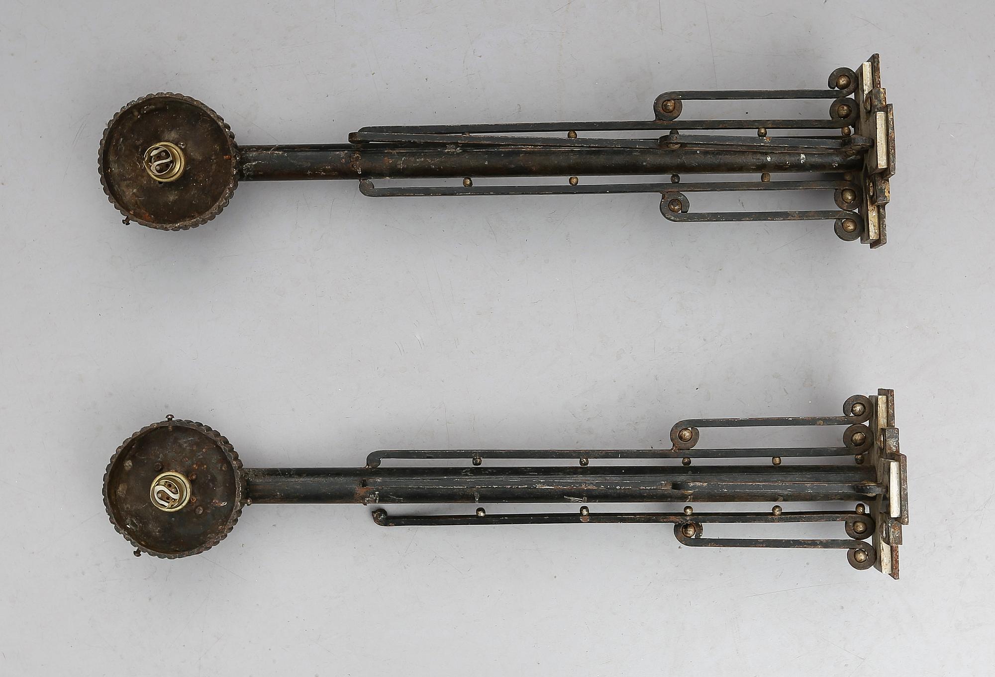 VÄGGLAMPOR, 1 par, smide och förkromad metall, art déco, 1900-talets första hälft.