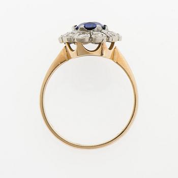 RING, 14K guld, briljantslipade diamanter, syntetisk safir. Pertti Aittila 1993.