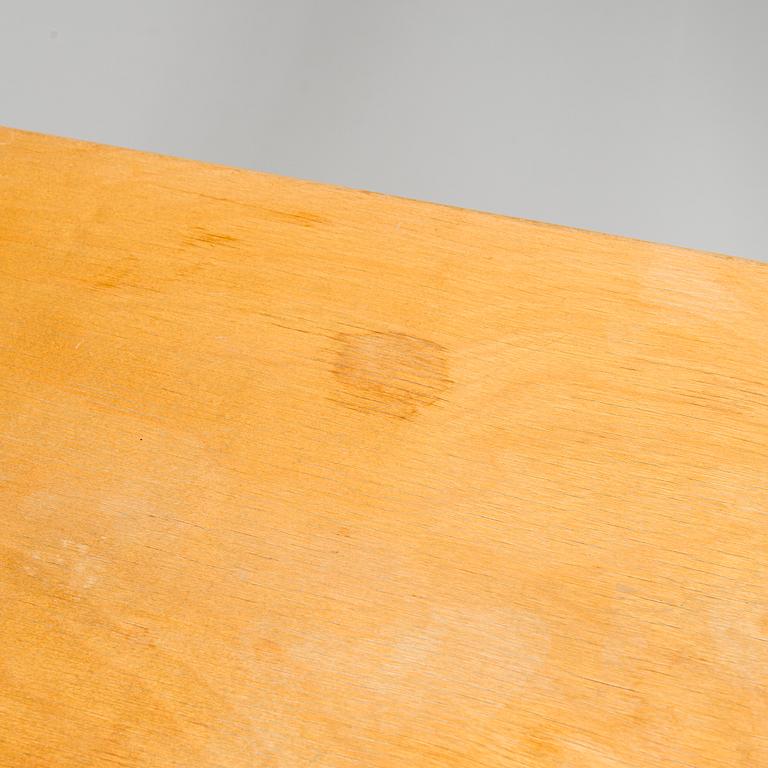Alvar Aalto, skrivbord, "K81" för O.Y. Huonekalu-ja Rakennustyötehdas A.B. 1900-talets mitt.