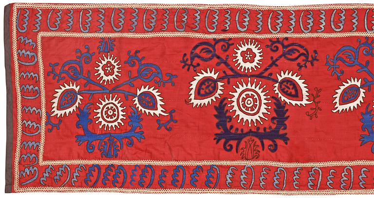 SEMI-ANTIQUE UZBEKISTAN SUZANI EMBROIDERY, probably a tent band. 809,5 x 60 cm.