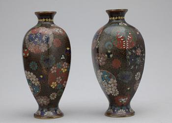 VASER, ett par, cloisonné, Kina, 1900-talets början.