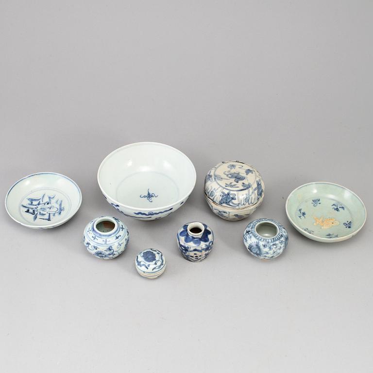 A group of blue and white ceramics, Ming dynasty and later.  (8 pieces).