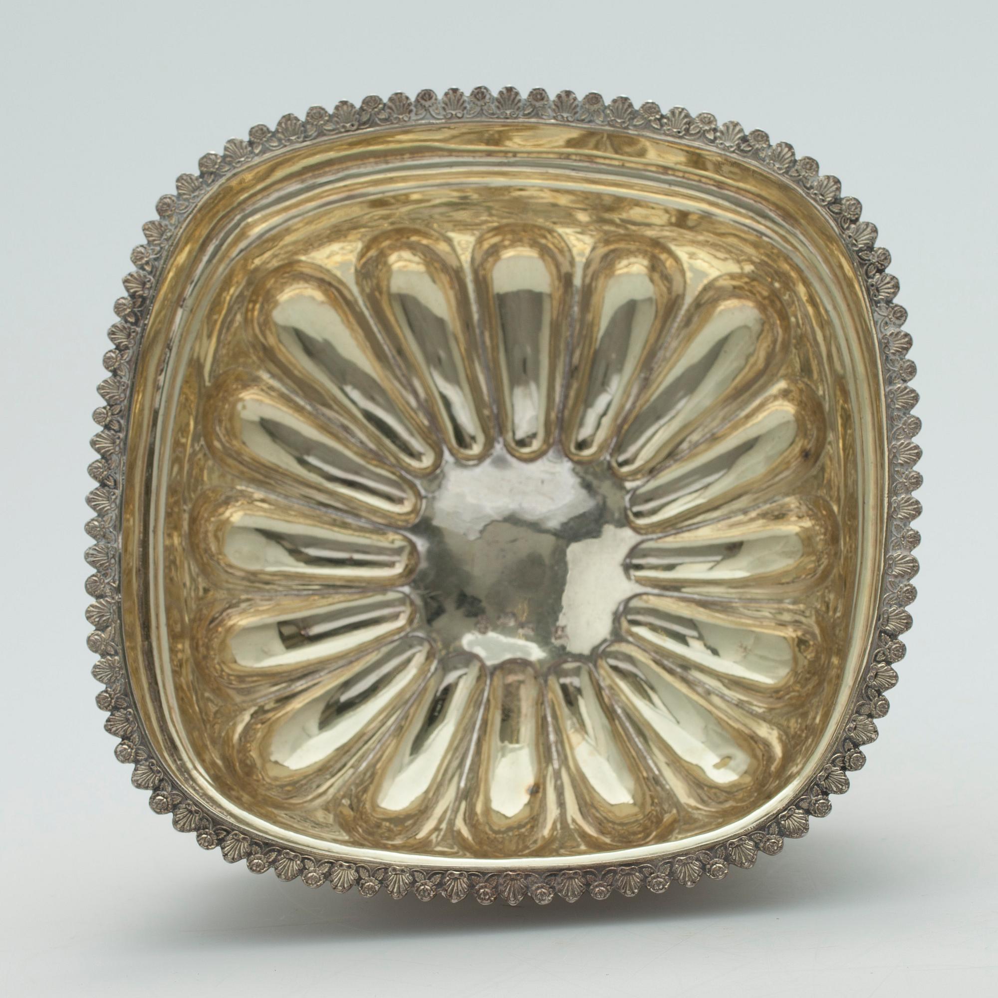 KONFEKTSKÅL, silver, Ryssland, Moskva 1828, oidentifierad mästare. Vikt 485 g.