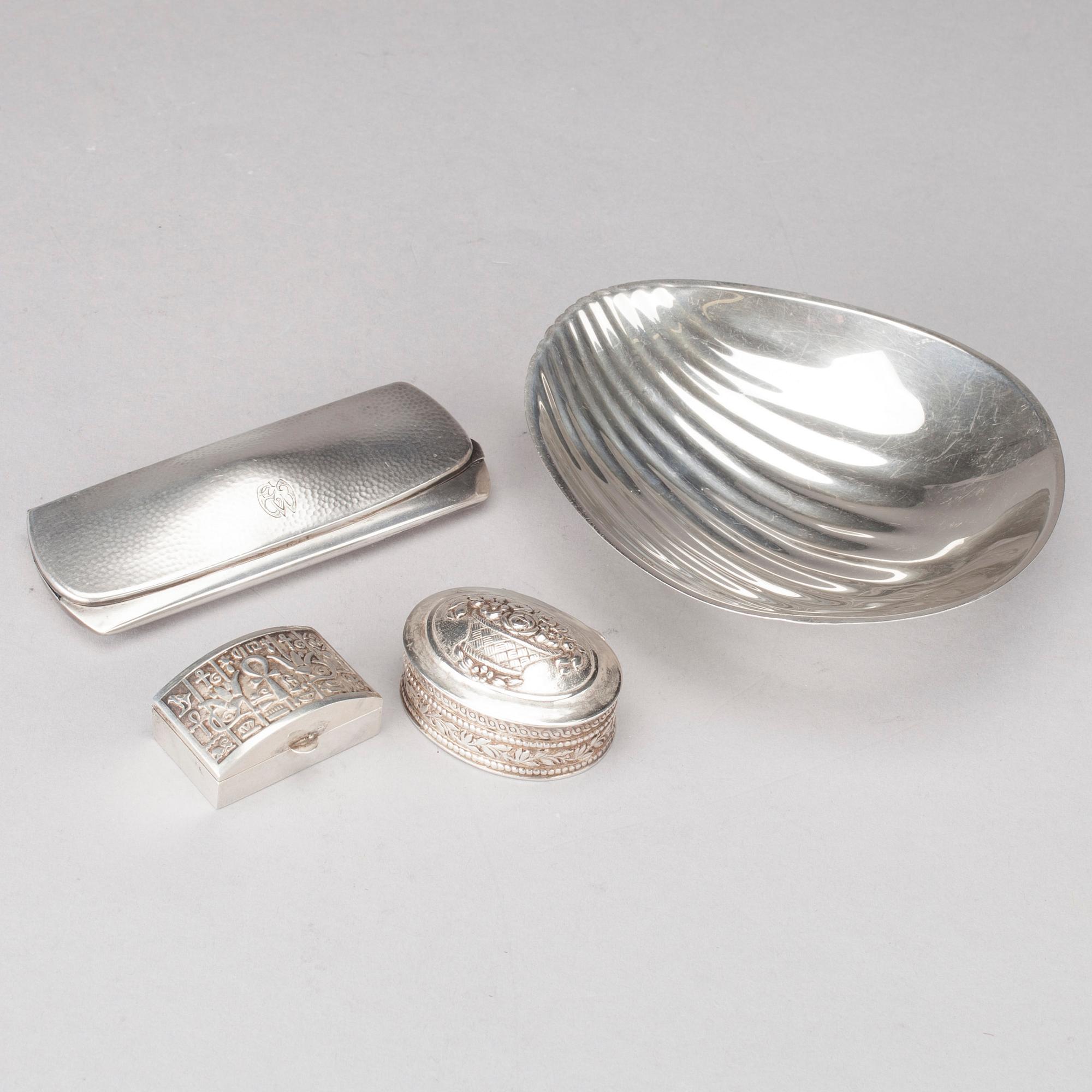 SILVERFÖREMÅL, 4 st, bl a Tapio Wirkkala och Oskar Lindroos, Helsingfors. Totalvikt 188 g.