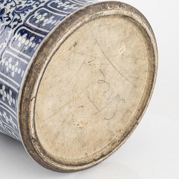 A blue and white vase, late Qing dynasty, circa 1900.