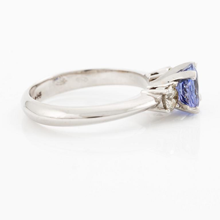 Ring 18K white gold with tanzanite and brilliant-cut diamonds.