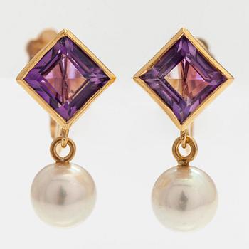 A pair of 18K gold earrings with amethysts and cultured pearls. Ljungström Sigvard, Stockholm.