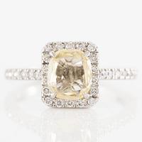 Ring in 18K white gold set with an oval-cut yellow sapphire and brilliant-cut diamonds.