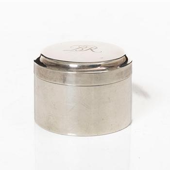 Askar, 2 st och ciggaretui, silver, bl.a. David Andersen & Co, Stockholm 1928.