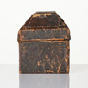Skrin, delvis förgyllt silver, målad emaljmedaljong samt ädelstenar, filigranarbete, Nordeuropa, sent 1600-tal.