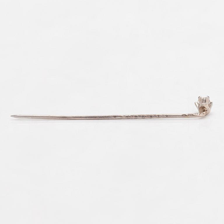 Tillander, An 18K white gold tie pin, with a brilliant-cut diamond approx. 0.19 ct. Helsinki 1985.