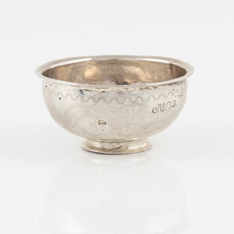 Tumlare med mynt, silver, 1700-tal, sannolikt Norge.