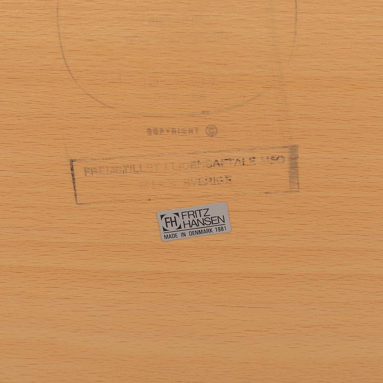 A 'Superellips' table by Bruno Mathsson and Piet Hein, Fritz Hansen, 1981.