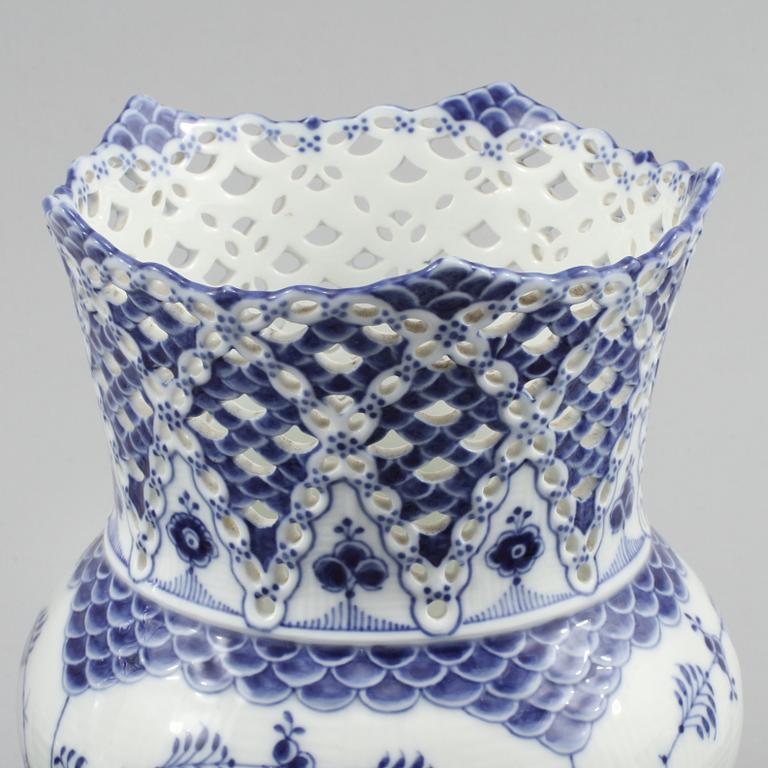 SERVISPORSLIN samt VAS, 18+1 delar, "Musselmalet", Royal Copenhagen, 1900-talets andra hälft.