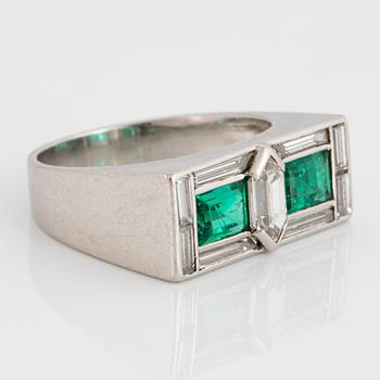Ring platina med smaragder och fasettslipade diamanter.