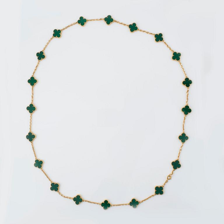 A green chalcedony and 18K gold "Alhambra" necklace from Van Cleef & Arpels. Signed V.C.A for Van Cleef & Arpels.