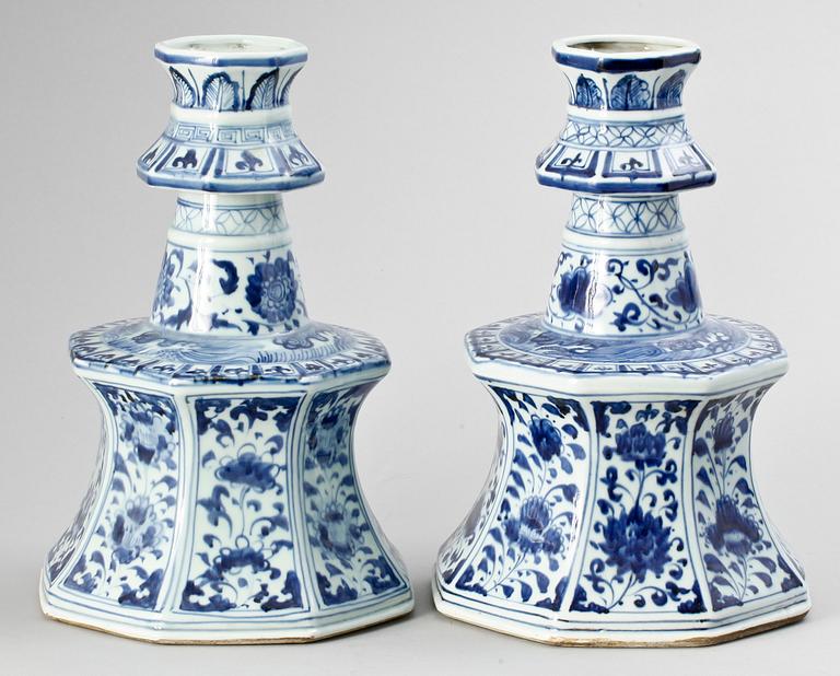 LJUSSTAKAR, ett par, porslin, Kina 1900/2000-tal.