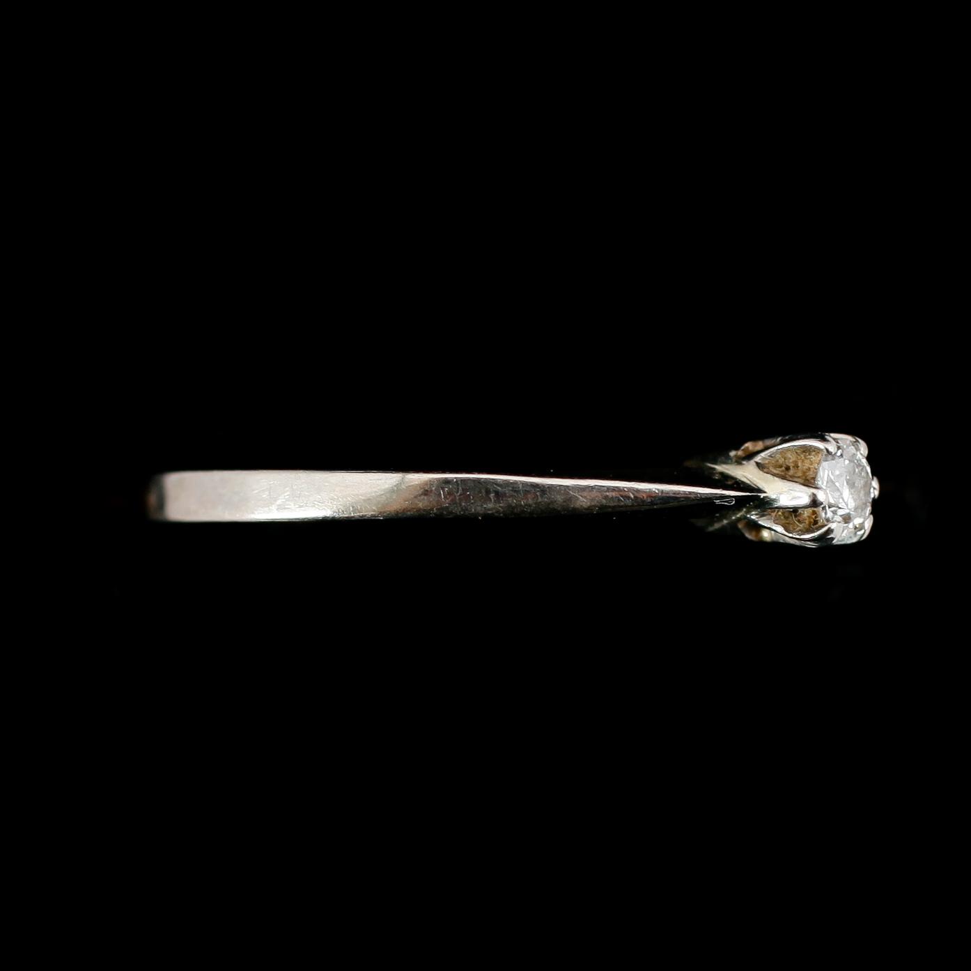 RING, 18 k vitguld med mindre briljant. Vikt ca 2 gram.