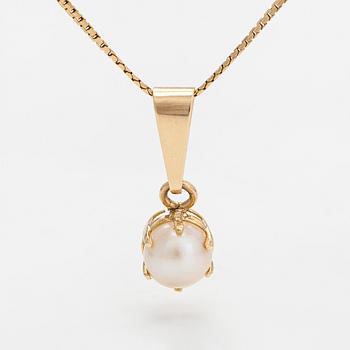 Necklace with a pearl pendant in 14K gold. Finnish hallmarks from 1976 and 1983.