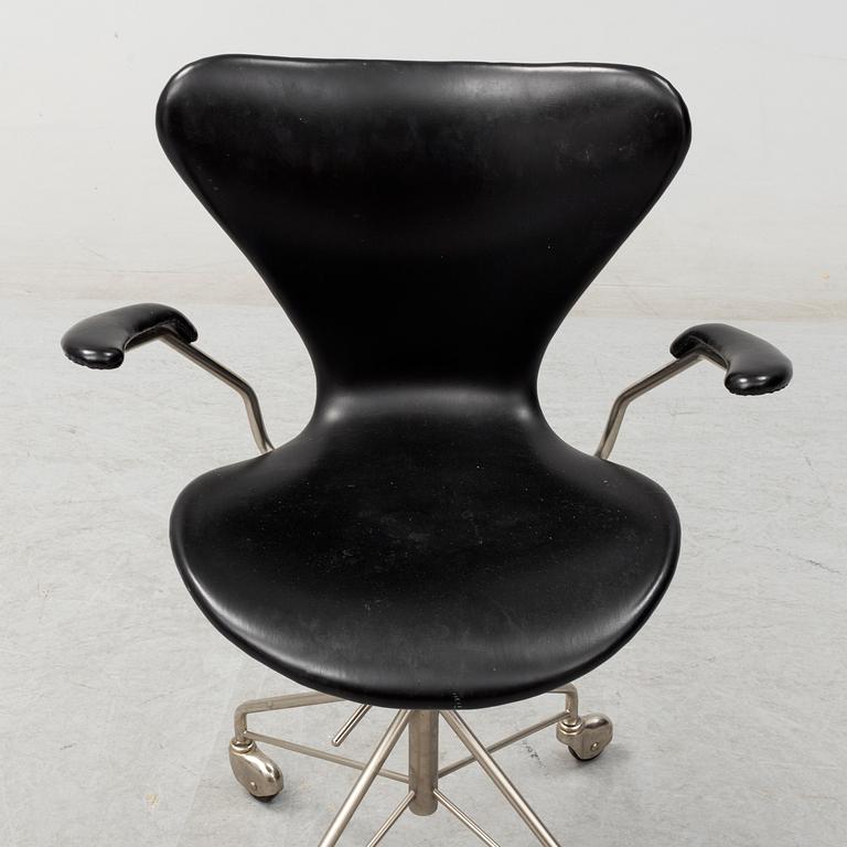 ARNE JACOBSEN, skrivstol, "Sjuan", Fritz Hansen, Danmark.
