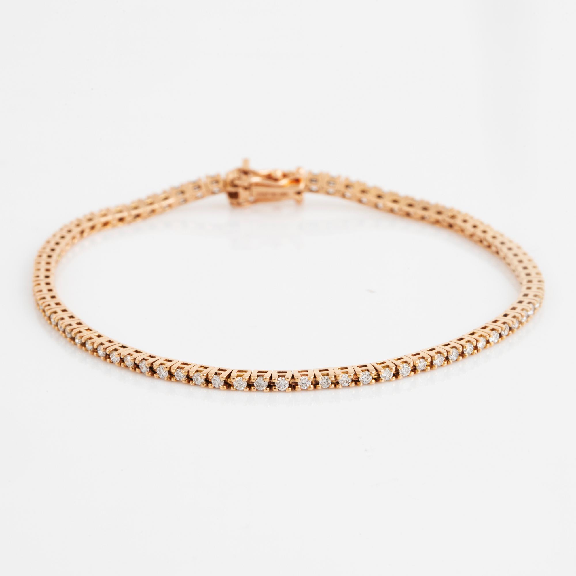 A TENNIS BRACELET in 18K gold set with round brilliant-cut diamonds.