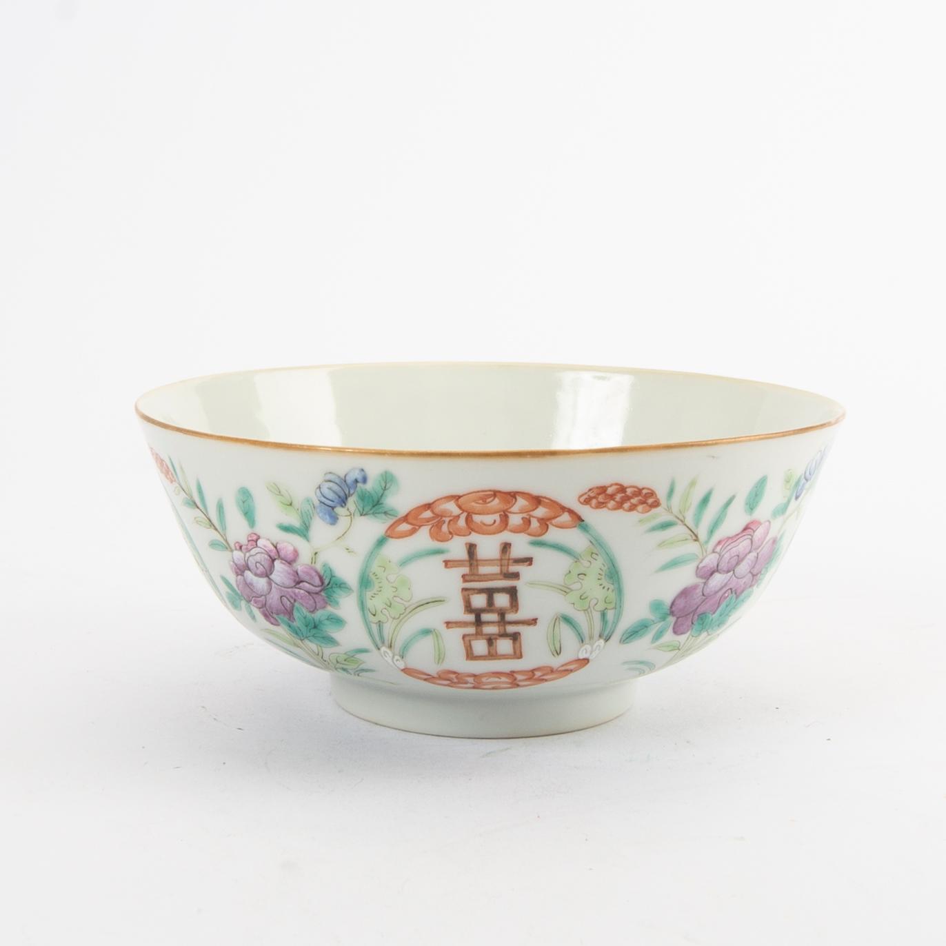 A Chinese porcelain bowl 19th century.