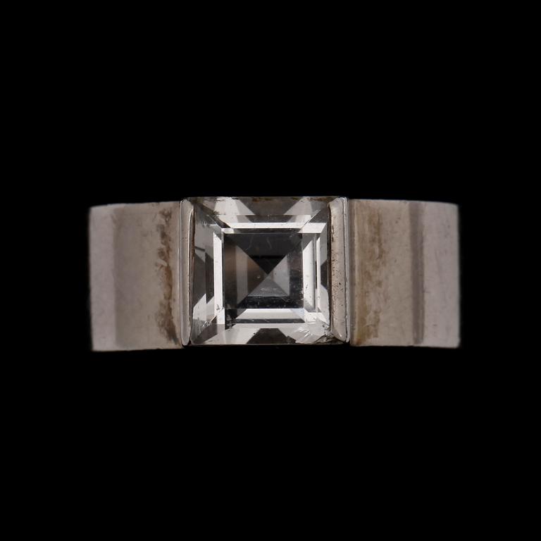 RING, silver med bergkristall, Wiwen Nilsson, Lund, 1956. Vikt 4 gram.