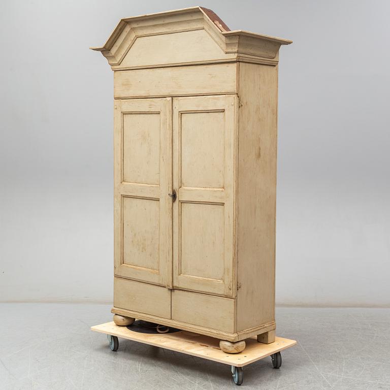 An early 20th Century cabinet.