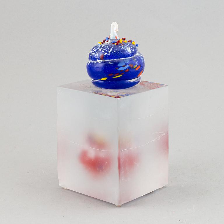 A glass sculpture by Ardy Strüwer, signed and dated 2001.