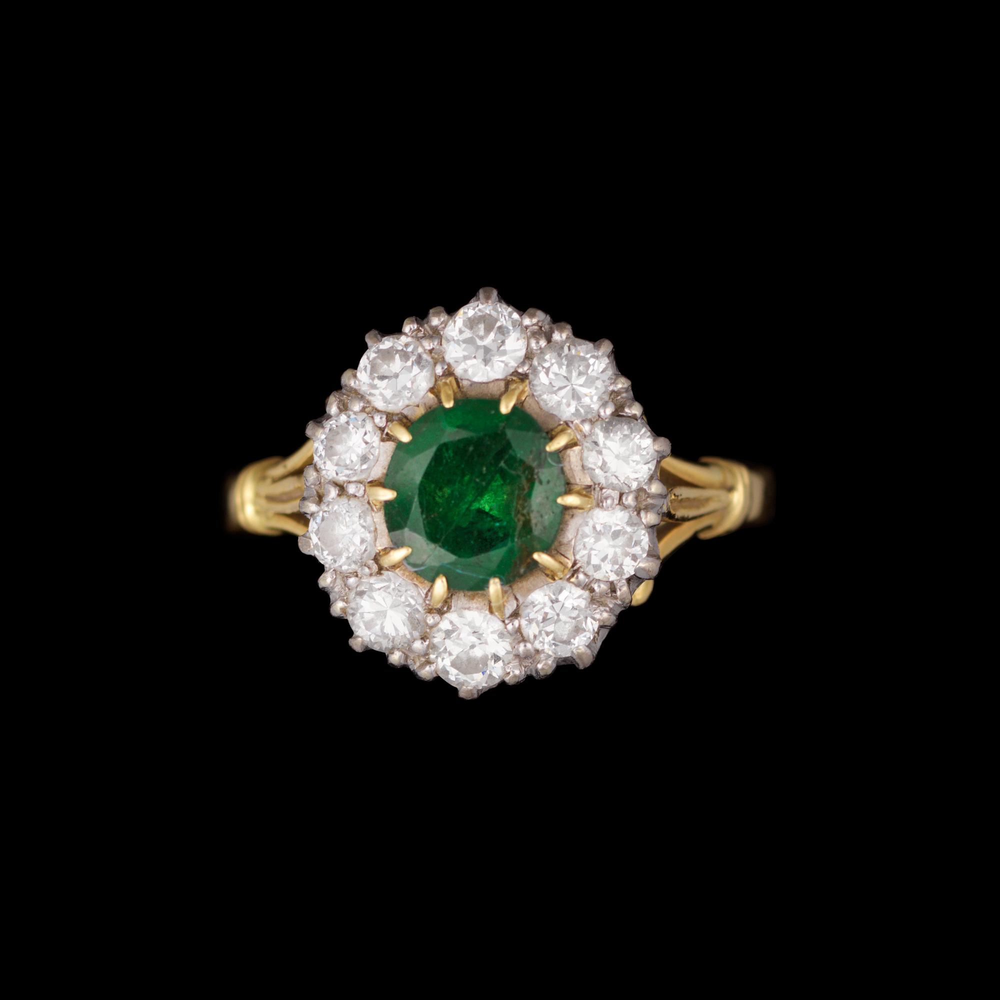 RING, 18K guld, diamanter, smaragd ca 1,00 ct. Vikt ca 6,1 g.