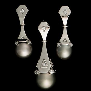 A PAIR OF EARRINGS AND A PENDANT, 18K white gold, South Sea pearls, brilliant cut diamonds.