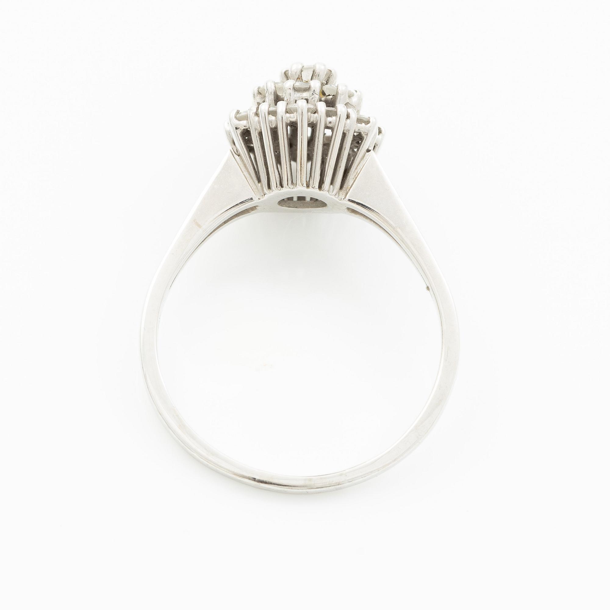 Ring, 18K white gold with brilliant-cut diamonds.
