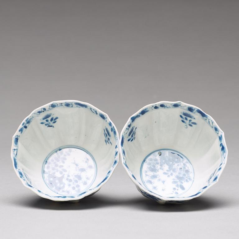 Six (2+2+2) blue and white cups with five (2+2+1) dishes, Qing dynasty, Kangxi (1662-1722).