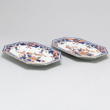 A pair of imari serving dishes, Qing dynasty, 18th Century.