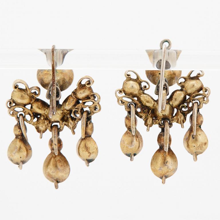 Ett par örhängen med rosen- och taffelslipade diamanter, 1700-tal.