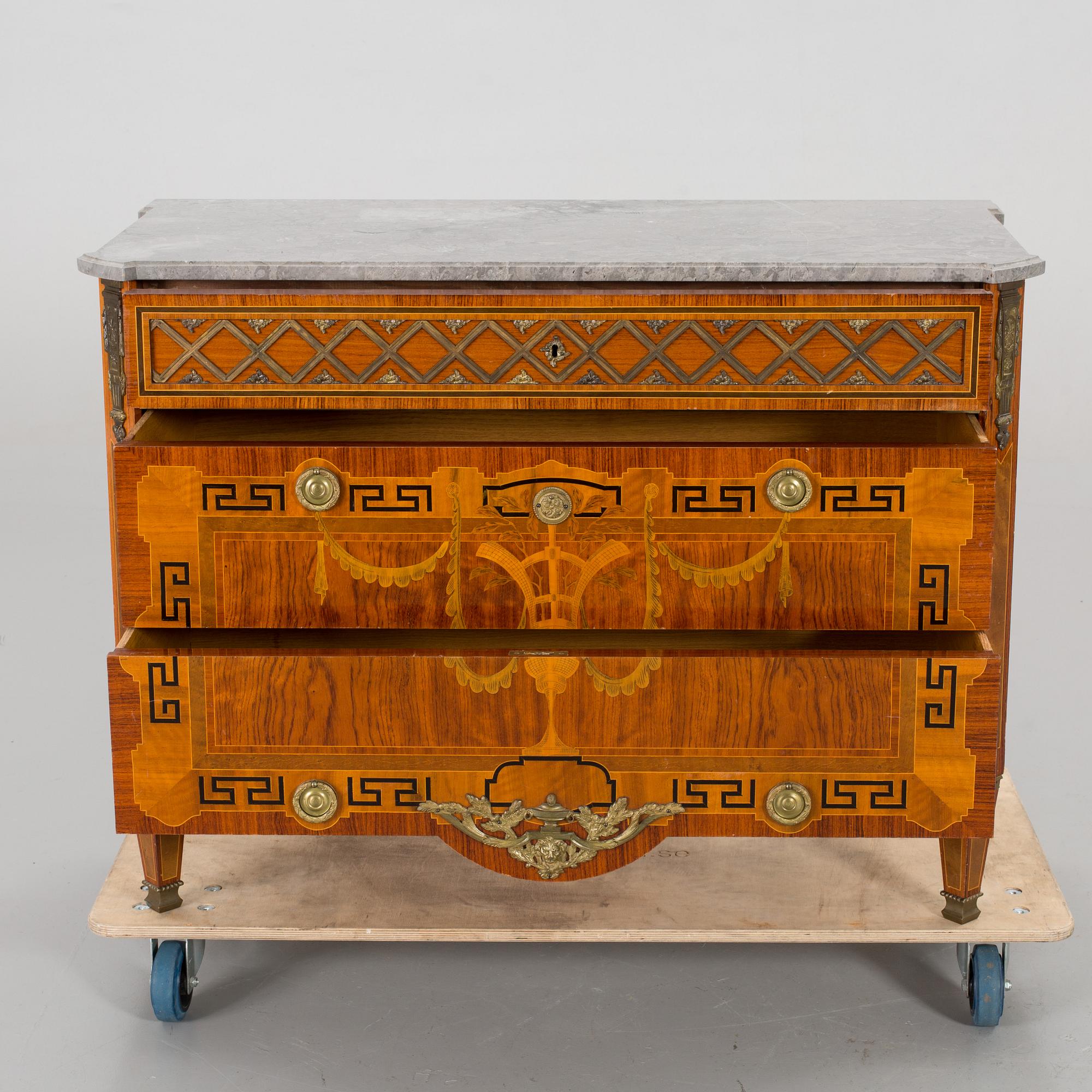 BYRÅ, gustaviansk stil, 1950/60-tal. Cites-intyg.