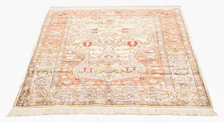 A silk Hereke, rug, ca 103 x 73 cm.