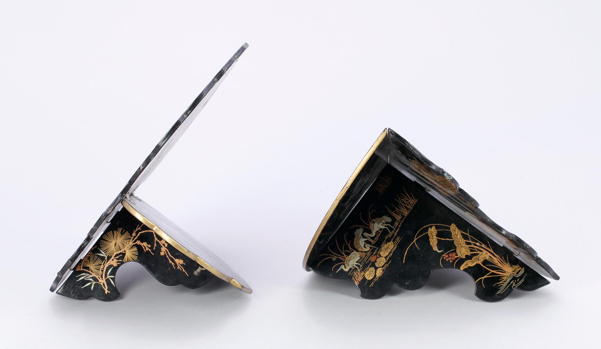 VÄGGKONSOLHYLLOR, 2 st, lackarbete, ostasien, sent 1800-tal.