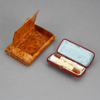 CIGARETTETUI samt -MUNSTYCKEN, 2 st, bl.a masurbjörk, 1900-talets första hälft.