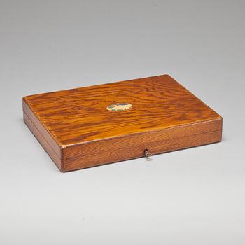 SCHATULL MED FISKBESTICK, 24 delar, pläter. England. 1900-talets första hälft.