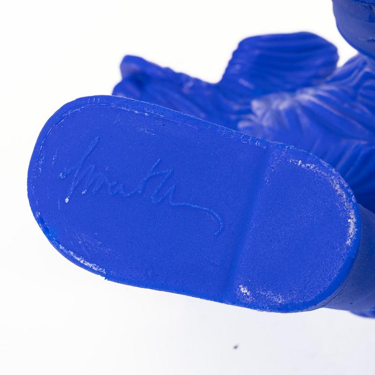 William Sweetlove, "Cloned Schnauzer with water bottle". (Blue).