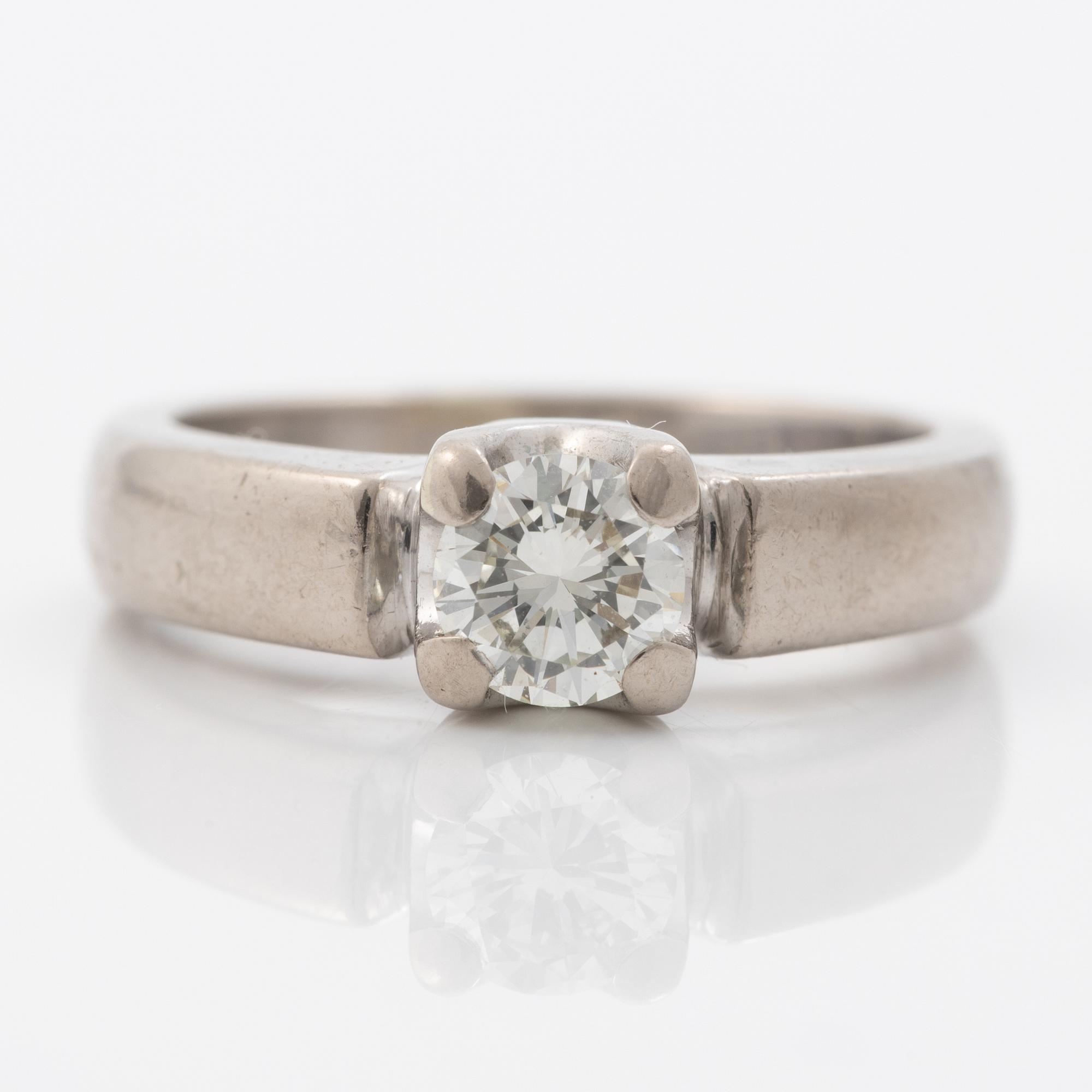 Ring, 18K white gold, with a brilliant-cut diamond of 0.56 ct according to engraving.